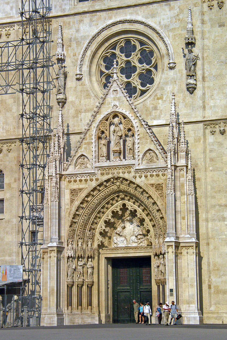 75-Katedrala Portal sa zabatom i rozetom