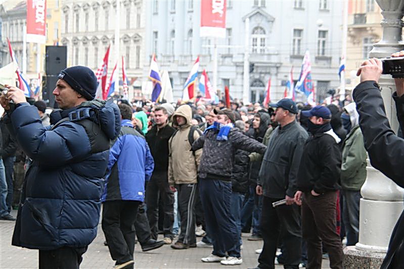 Neredi izazvani tzv. Facebook prosvjednicima